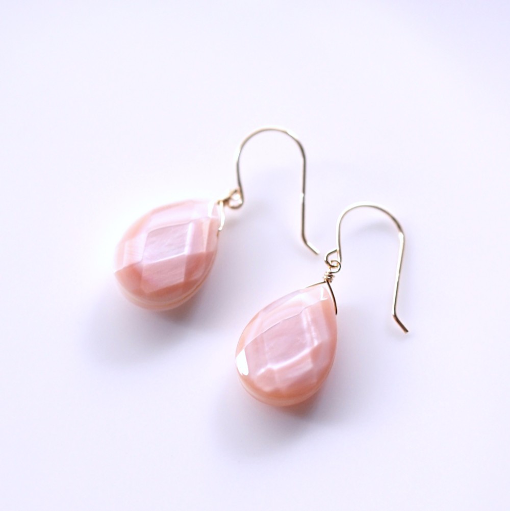 ピンクシェルのペアシェイプチェックカット・サージカルステンレスピアス　～Apolline