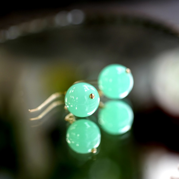 K10/K18 Pierced earring with Chrysoprase. 第2張的照片