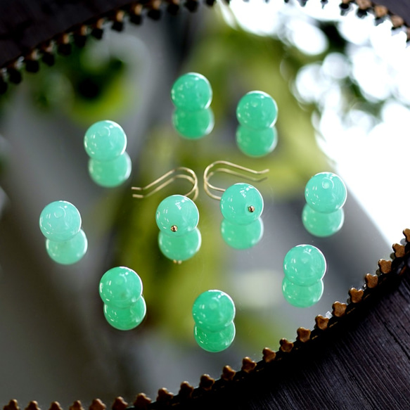 K10/K18 Pierced earring with Chrysoprase. 第1張的照片