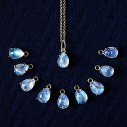 ☆レインボームーンストーンのペアシェイプカボション爪留めネックレス