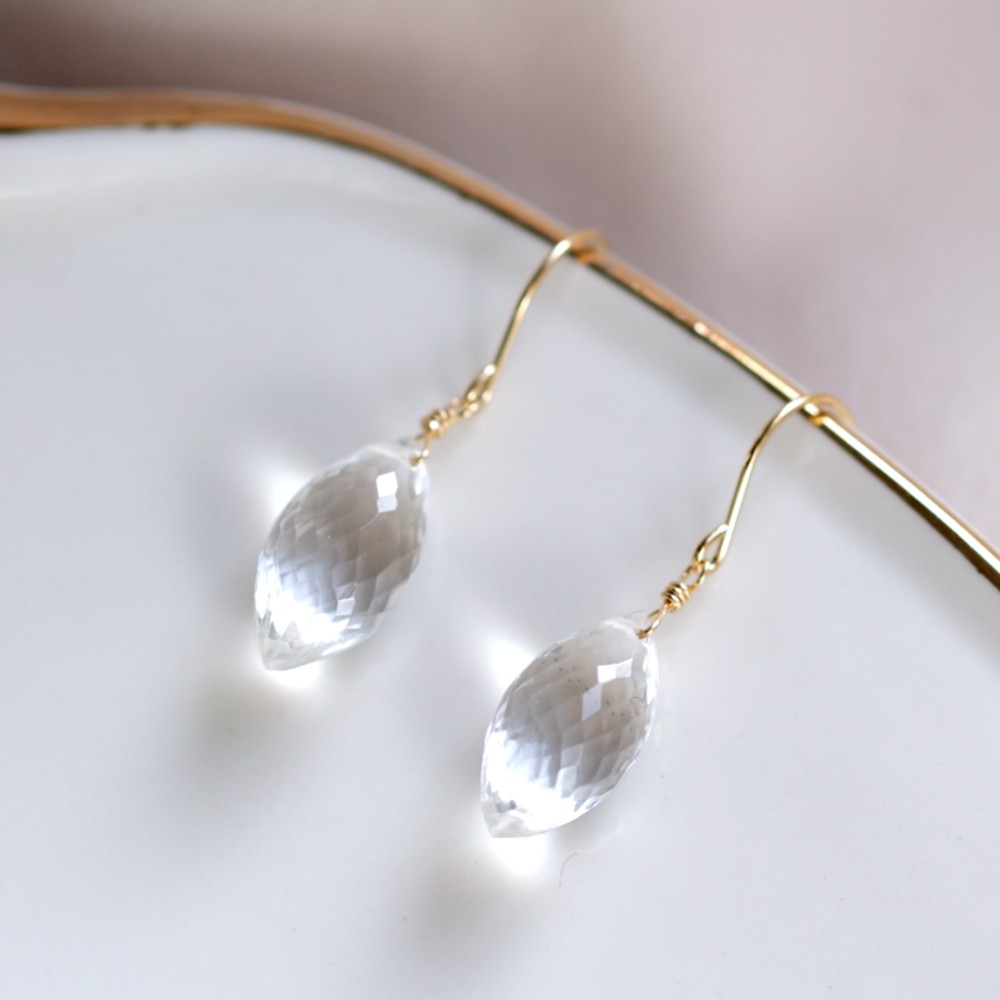 ☆クリスタルのシャンデリアカット・サージカルステンレスピアス　～Desiree