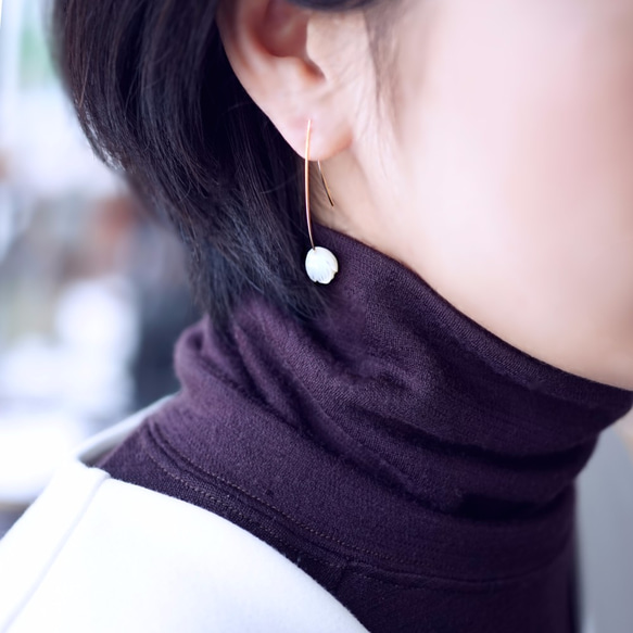 14KGF Pierced earring with White shell. 第3張的照片