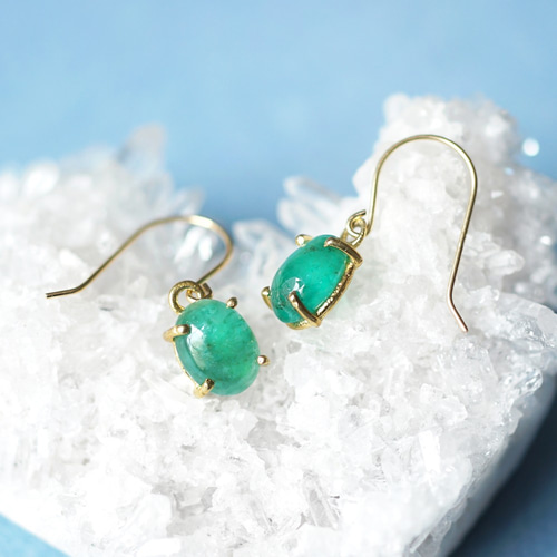 ☆K10/K18ブラジル産エメラルドのオーバルカボション爪留めピアス  