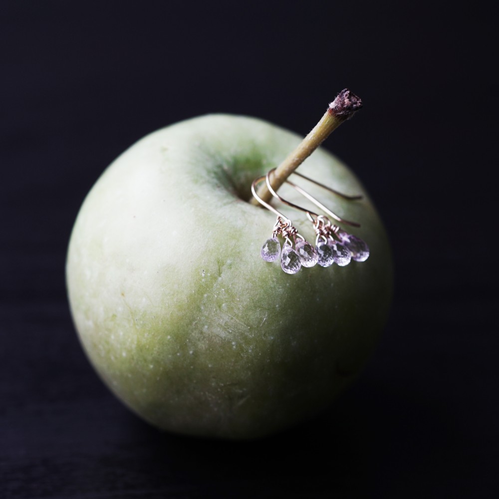 K18ホワイト～パステルサファイアの極上ブリオレットカット3粒ピアス　～Rosalie