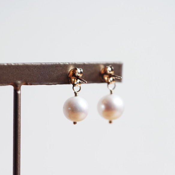 14KGF Pierced earring with Iolite and pearl 第6張的照片