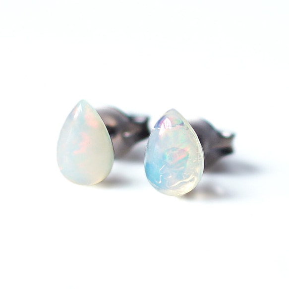 Titanium pierced earrings with Opal 第5張的照片