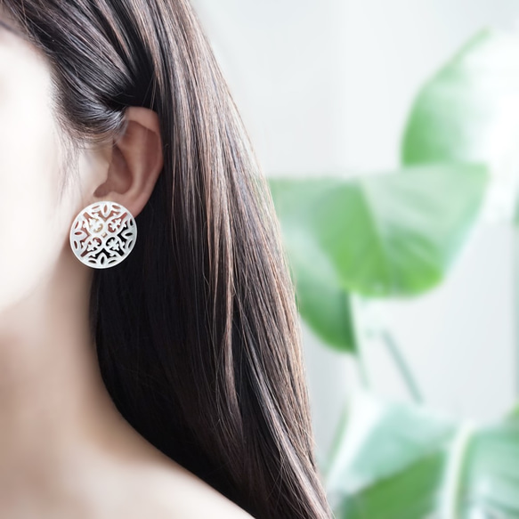 14KGF pierced earring with white shell. 第1張的照片