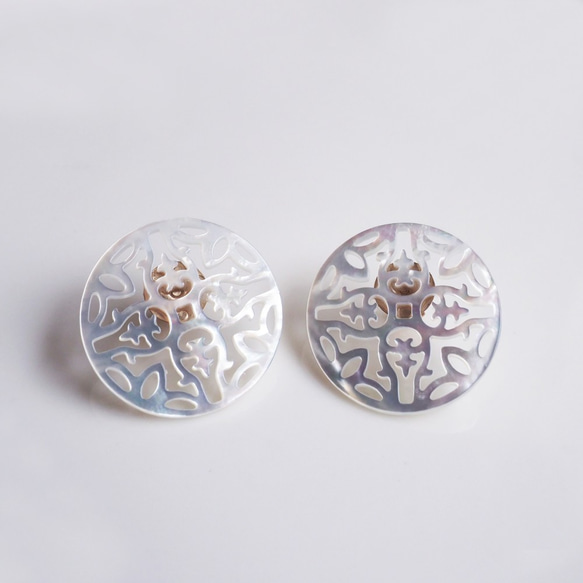 14KGF pierced earring with white shell. 第2張的照片