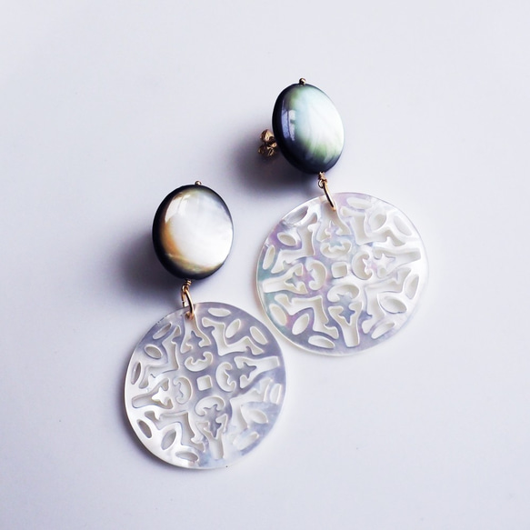 黑珍珠硬幣和白珍珠貝殼鏤空耳環 ~Irene 第9張的照片