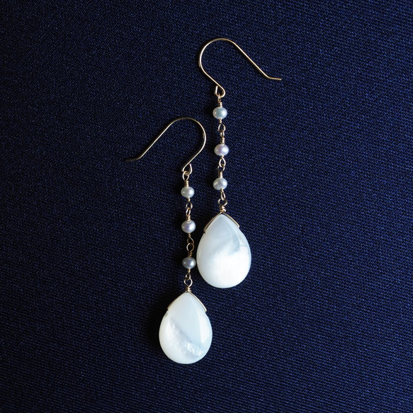 14KGF白蝶貝を真珠で紡いだロングピアス　～Perrine 1枚目の画像