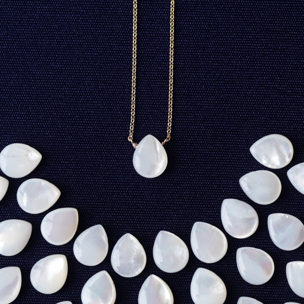 白蝶貝の10ｍｍペアシェイプカットネックレス　～Camelia