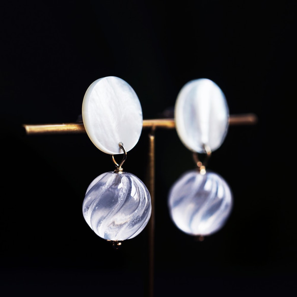 14KGF pierced earring with White Shell/Crystal Quartzs. 第1張的照片