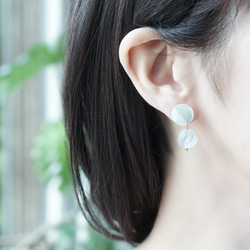 14KGF pierced earring with White Shell/Crystal Quartzs. 第3張的照片