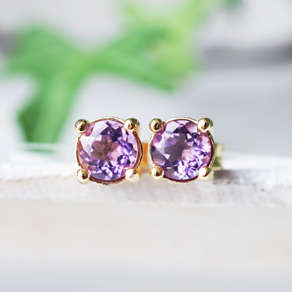 アメジストのラウンドカット5mm爪留めスタッドピアス　～Arlette