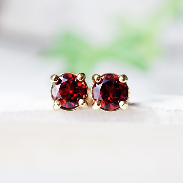 莫三比克圓形切割5毫米石榴石爪鑲耳環 - Joelle 第7張的照片