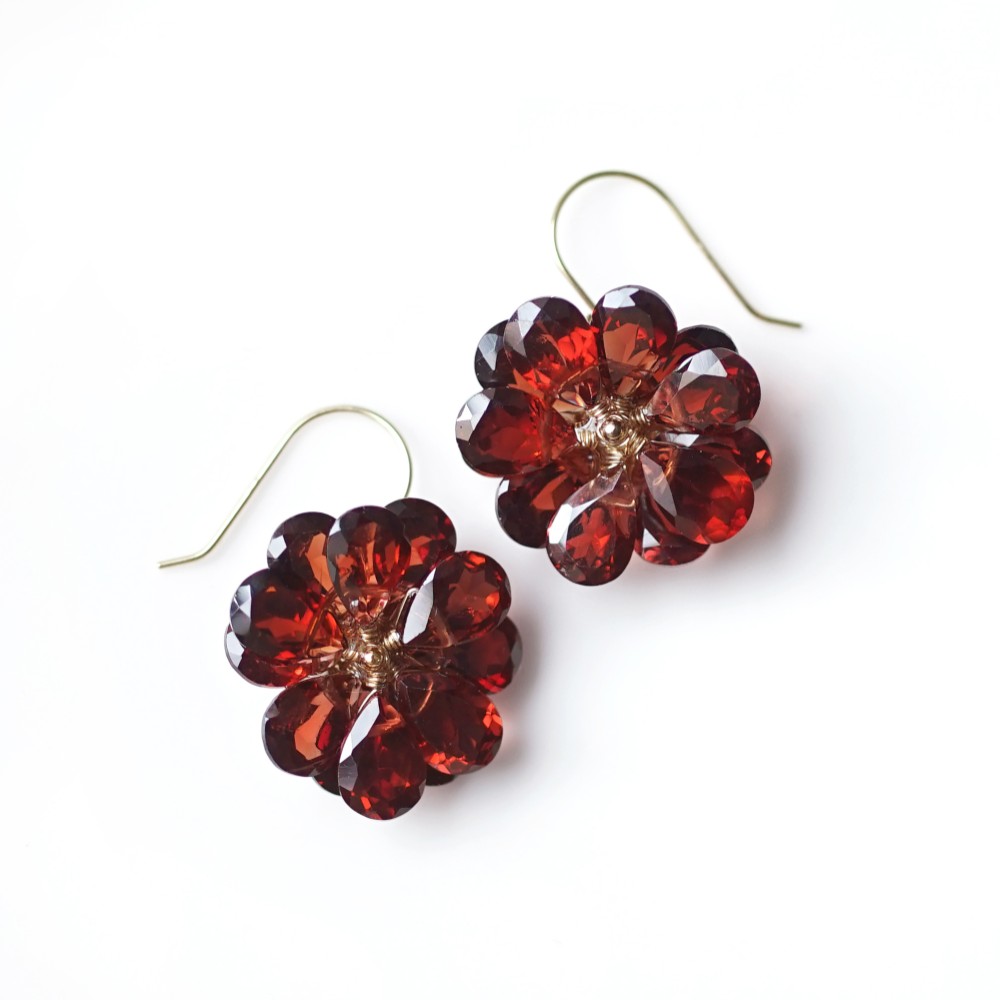 ガーネットの花びらによるダリアのピアス・サージカルステンレス　～Dahlia