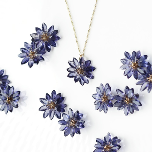 ヤグルマギク ネックレス アイオライトの花びらによるヤグルマギクの45cmネックレス