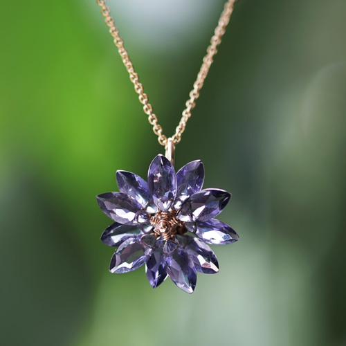ヤグルマギク ネックレス アイオライトの花びらによるヤグルマギクの45cmネックレス