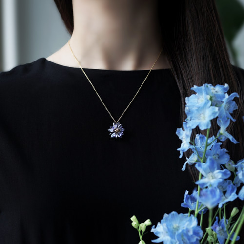 ヤグルマギク ネックレス アイオライトの花びらによるヤグルマギクの45cmネックレス