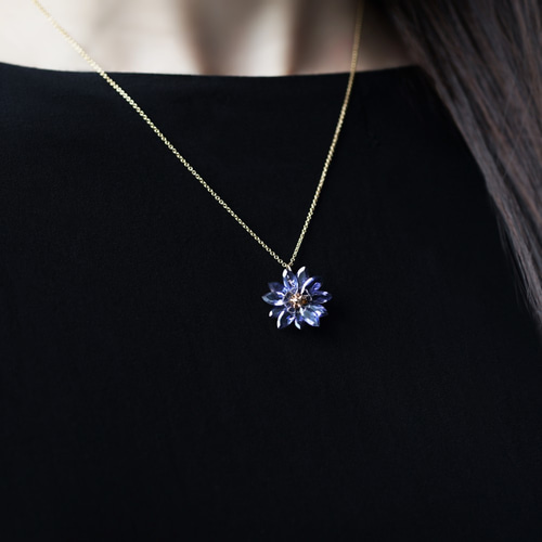 ヤグルマギク ネックレス アイオライトの花びらによるヤグルマギクの45cmネックレス