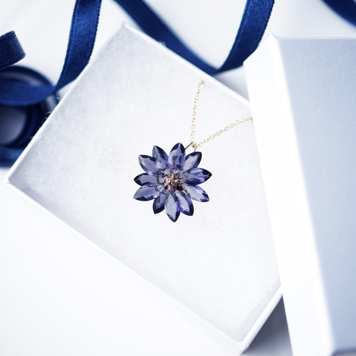 アイオライトの花びらによるヤグルマギクの45cmネックレス