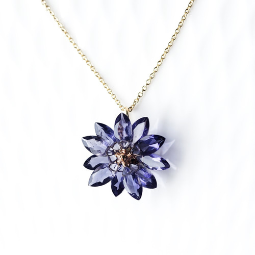 ヤグルマギク ネックレス アイオライトの花びらによるヤグルマギクの45cmネックレス