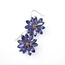 アイオライトの花びらによるヤグルマギクの45cmネックレス