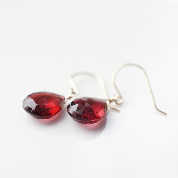 K18 pierced earring with Garnet 第7張的照片