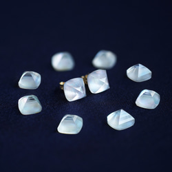 ホワイトシェル×クリスタルシュガーローフカットスタッドピアス　～Univers 2枚目の画像