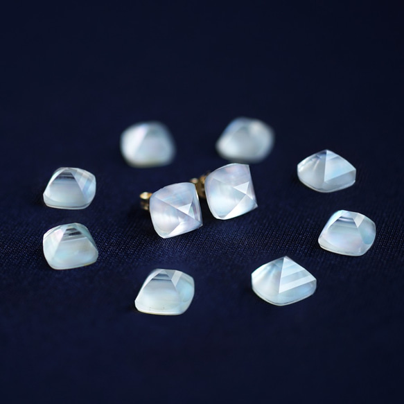 ホワイトシェル×クリスタルシュガーローフカットスタッドピアス　～Univers 2枚目の画像