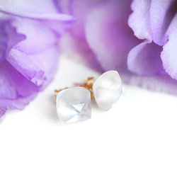 ホワイトシェル×クリスタルシュガーローフカットスタッドピアス　～Univers 9枚目の画像