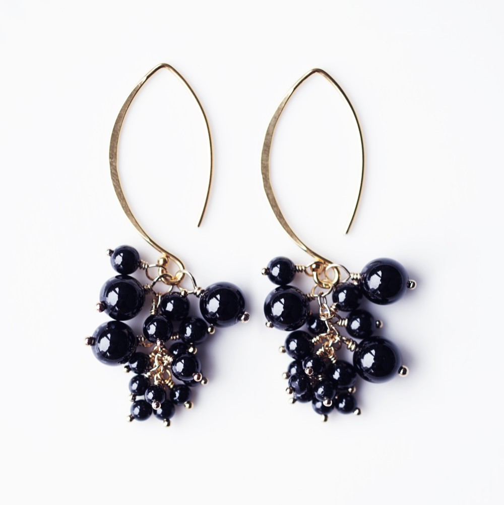 ブラックスピネルによる黒スグリの房ピアス　～Black currant