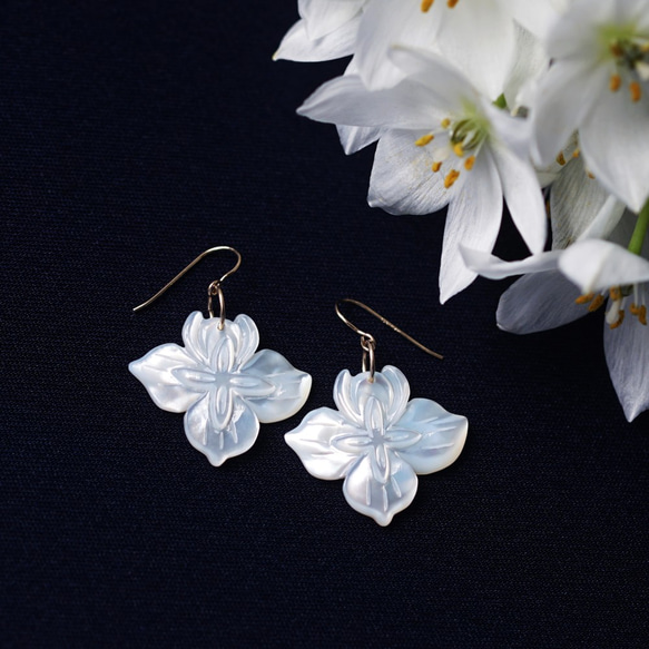 貝でできた白色 花のピアス 貝でできた白色 花のピアス
