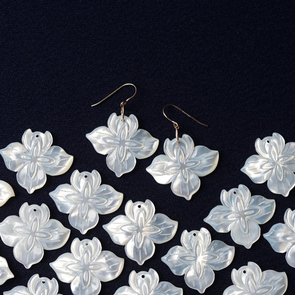 白蝶貝の彫り細工によるアイリスの花のフックピアス　～Iris flower 2枚目の画像