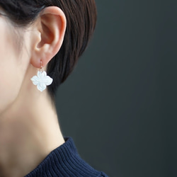 14KGF pierced earring with white shell. 第3張的照片