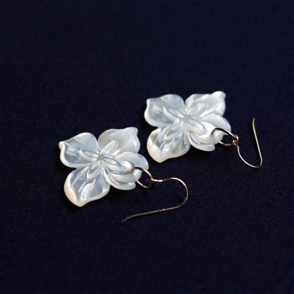 14KGF pierced earring with white shell. 第8張的照片