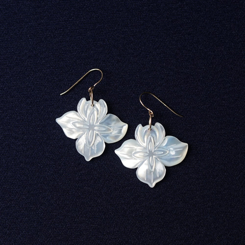 白蝶貝の彫り細工によるアイリスの花のフックピアス ～Iris