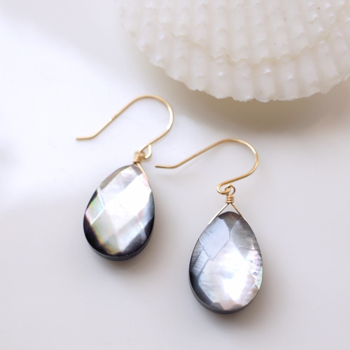 黒蝶貝のペアシェイプチェックカット・サージカルステンレスピアス