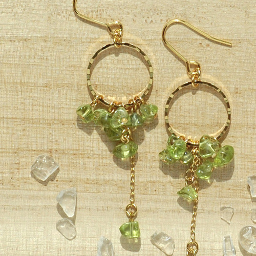 天然石ペリドット〜さざれ石のリングピアス ピアス（フック