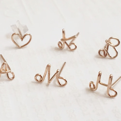 ナナ❤️ 14kgf ピアス 14kgf小さなワイヤーイニシャルピアス ピアス（スタッド・一粒