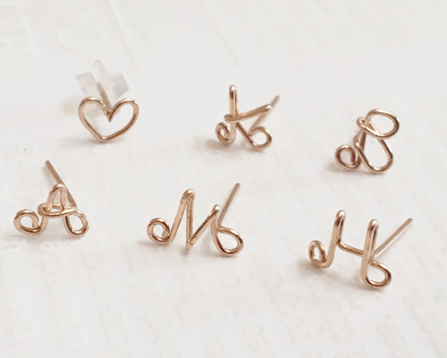 14kgf小さなワイヤーイニシャルピアス ピアス（スタッド・一粒