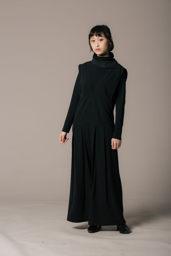 8 lie down_百折吊帶褲 第1張的照片