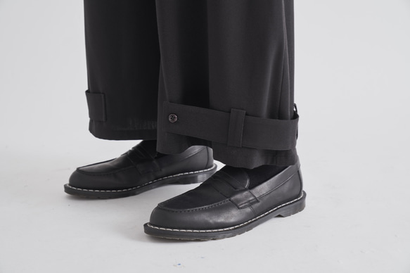 8 lie down .  褲口波浪造型褲 第1張的照片