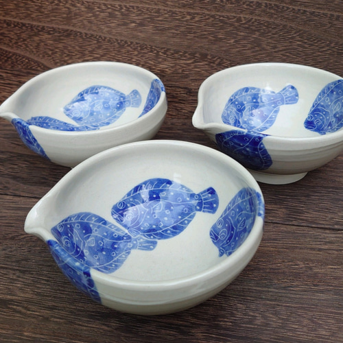 爽やかにヒラメが泳ぐ片口小鉢 お椀・ボウル・鉢 工房色とりどり 通販