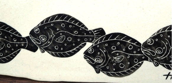 シルエットのヒラメが泳ぐ楽しい陶板 3枚目の画像