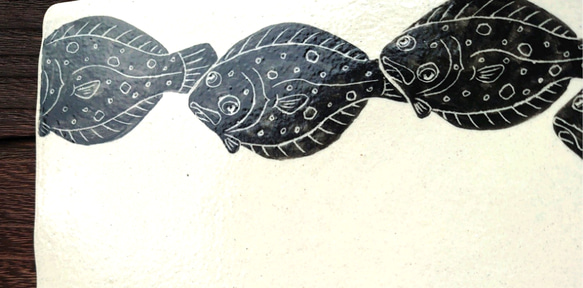 シルエットのヒラメが泳ぐ楽しい陶板 4枚目の画像
