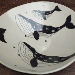 クジラがゆったり泳ぐ深皿 3枚目の画像