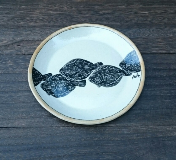 シルエットのヒラメの丸皿(小) 2枚目の画像