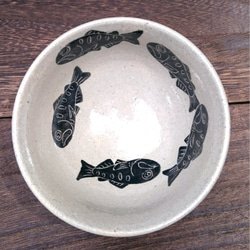 シルエットのヤマメが泳ぐ楽しいご飯茶碗 2枚目の画像