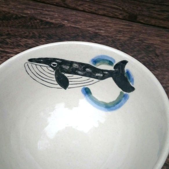 クジラが悠々と泳ぐご飯茶碗 3枚目の画像